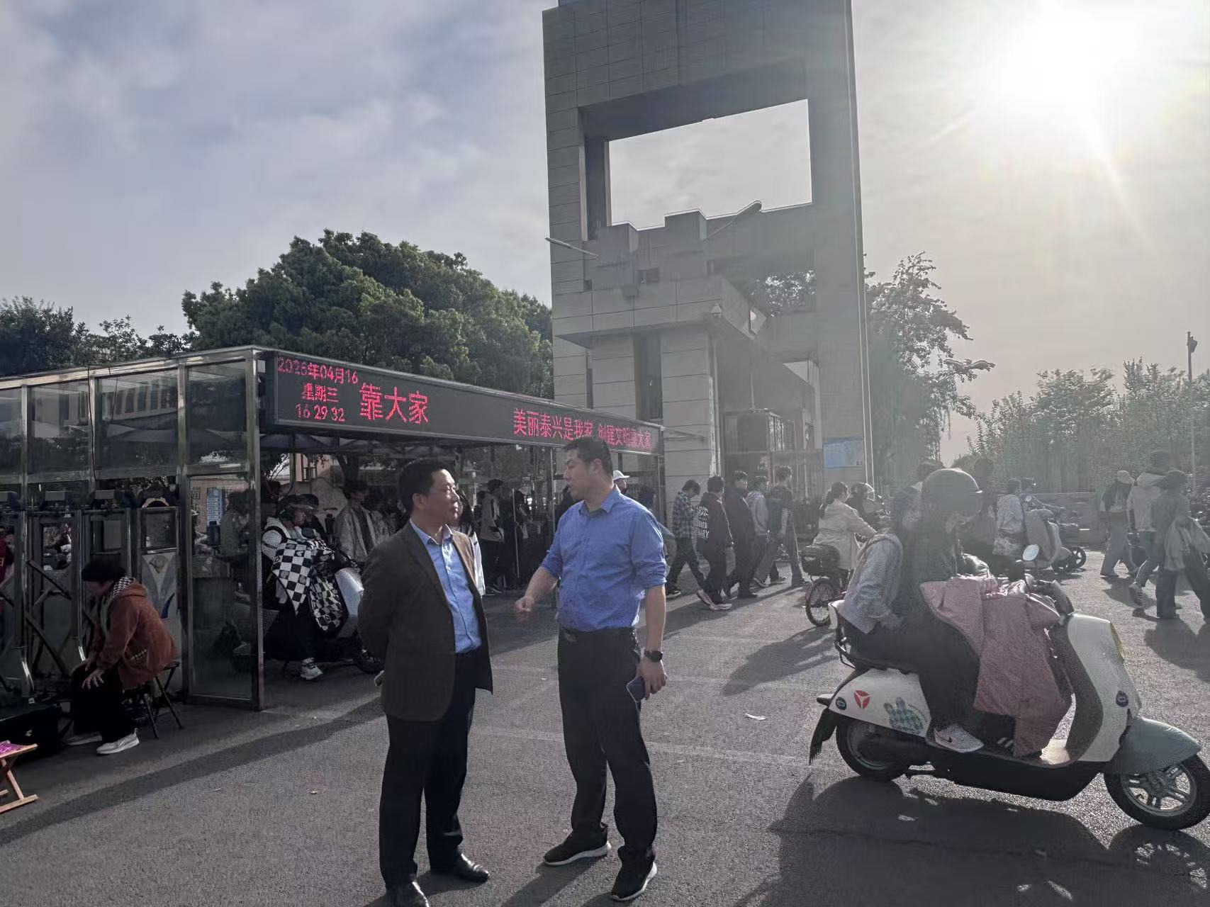 鞏固并強(qiáng)化校門口管理  確保校門口安全