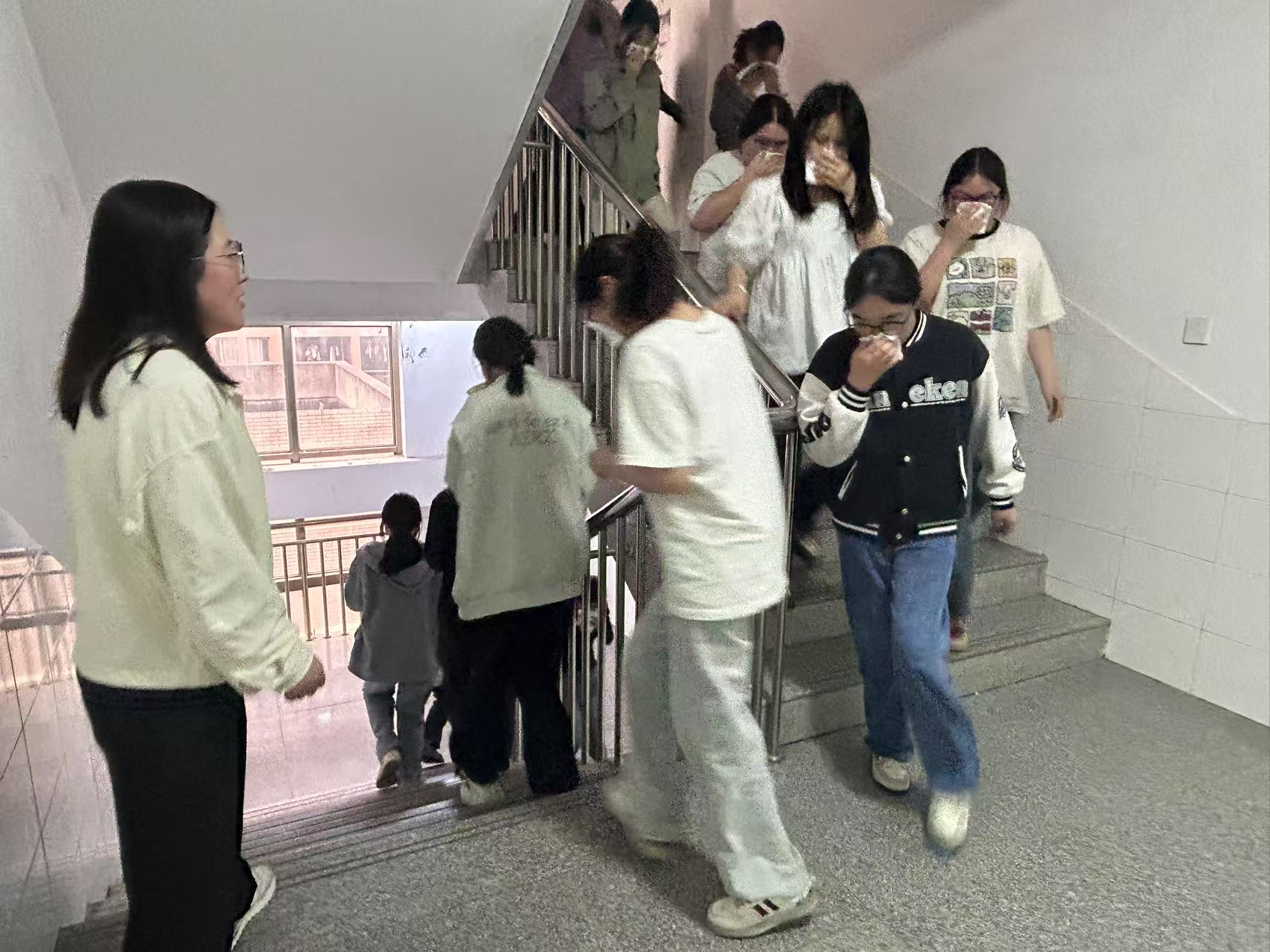 筑牢校園安全防線   我校開(kāi)展宿舍消防安全疏散演練