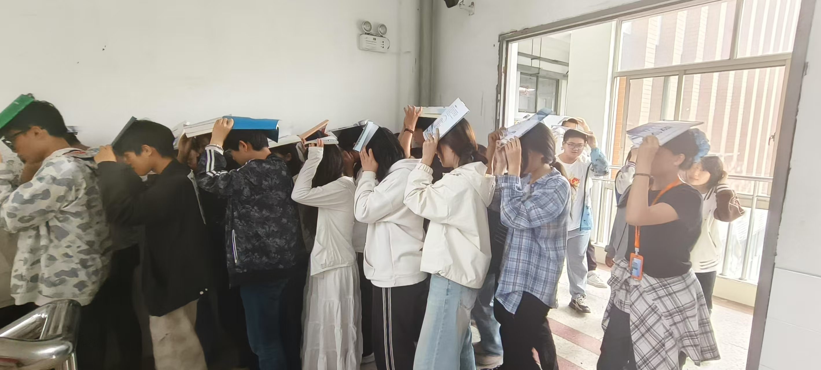 筑牢生命防線 共建平安校園——我校開(kāi)展“5·12”防震應(yīng)急疏散演練